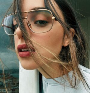 Damlasu İkizoğlu Instagram - Evet..! Benim Melisa ile yolculuğum buraya kadardı. Ne denebilir ki, tertemiz delirdik :) @kardeslerim çok güzel bir serüven oldu benim için. Bana bu güzel rolü teslim eden @ngmediatv ve sevgili yönetmenim @serkanbirinci ye sonsuz teşekkürler.. Gerçek abim @celilnalcakan iyi ki varsın, canım @simgeselcuk ve @onurseyityaran bu süreçte sımsıcak bir aile olduğumuz için çok mutluyum. Hellö partner @halitozgursari çok eğlenmedik mi be! Şimdi üzücü ama #KadMelVeda diyebilir miyiz? Bu keyifli yolculukta beraber olduğum tüm oyuncu arkadaşlarım, iyi ki sizi tanımışım, iyi ki beraberdik. Ve tabii ki gizli kahramanlar, sevgili ekip, siz olmasaydınız bu başarı olmazdı, hepinizin emeğine, yüreğine sağlık..
En büyük teşekkür ise sizlere.. Beni hiç yalnız hissettirmediğiniz, güzel dilekleriniz ve mesajlarınızla yanımda olduğunuzu hissettirdiğiniz için çok teşekkür ederim. Bu bir ayrılık değil, yeni serüvenlerde karşılaşmak üzere.. 🖐🏼