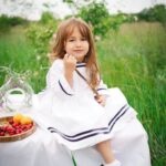 Dana Rogoz Instagram - La mulți ani, Lia Bucuria noastra! Doamne, cata bucurie și cata frumusete și cata gingasie ai adus cu tine pe lumea asta. Uneori aproape ca nu imi vine sa cred ca ești reala! Imi vine sa te ciupesc, sa te gadil și apoi sa te strang in brate tare de tot, cât sa îmi îmi potolesc din dragostea asta flamanda pe care o simt cand te privesc. Mi-ai spus ieri ca, atunci când o sa fii mare, vrei sa fii mămică cum sunt eu, dar și actrita, sa jucam împreună pe aceeași scena. Ce vis frumos pentru o fetita de 4 ani. Când dai de greu, iti spui singura, cu voce tare, deși nu noi te-am învățat: "Lia poate! Lia o sa reuseasca!". Si eu chiar simt asta. Chiar simt ca vei avea un drum ales in viata asta, ca prea usor cuceresti inima oricui te intalneste. E ceva din tine care poate schimba lumea, care o poate face mult mai frumoasa. La mulți ani, Lia! Suntem extrem de fericiti, de mandri, de recunoscatori, de norocosi ca tu ești fetita noastră.