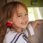 Dana Rogoz Instagram - La mulți ani, Lia Bucuria noastra! Doamne, cata bucurie și cata frumusete și cata gingasie ai adus cu tine pe lumea asta. Uneori aproape ca nu imi vine sa cred ca ești reala! Imi vine sa te ciupesc, sa te gadil și apoi sa te strang in brate tare de tot, cât sa îmi îmi potolesc din dragostea asta flamanda pe care o simt cand te privesc. Mi-ai spus ieri ca, atunci când o sa fii mare, vrei sa fii mămică cum sunt eu, dar și actrita, sa jucam împreună pe aceeași scena. Ce vis frumos pentru o fetita de 4 ani. Când dai de greu, iti spui singura, cu voce tare, deși nu noi te-am învățat: "Lia poate! Lia o sa reuseasca!". Si eu chiar simt asta. Chiar simt ca vei avea un drum ales in viata asta, ca prea usor cuceresti inima oricui te intalneste. E ceva din tine care poate schimba lumea, care o poate face mult mai frumoasa. La mulți ani, Lia! Suntem extrem de fericiti, de mandri, de recunoscatori, de norocosi ca tu ești fetita noastră.