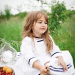 Dana Rogoz Instagram - La mulți ani, Lia Bucuria noastra! Doamne, cata bucurie și cata frumusete și cata gingasie ai adus cu tine pe lumea asta. Uneori aproape ca nu imi vine sa cred ca ești reala! Imi vine sa te ciupesc, sa te gadil și apoi sa te strang in brate tare de tot, cât sa îmi îmi potolesc din dragostea asta flamanda pe care o simt cand te privesc. Mi-ai spus ieri ca, atunci când o sa fii mare, vrei sa fii mămică cum sunt eu, dar și actrita, sa jucam împreună pe aceeași scena. Ce vis frumos pentru o fetita de 4 ani. Când dai de greu, iti spui singura, cu voce tare, deși nu noi te-am învățat: "Lia poate! Lia o sa reuseasca!". Si eu chiar simt asta. Chiar simt ca vei avea un drum ales in viata asta, ca prea usor cuceresti inima oricui te intalneste. E ceva din tine care poate schimba lumea, care o poate face mult mai frumoasa. La mulți ani, Lia! Suntem extrem de fericiti, de mandri, de recunoscatori, de norocosi ca tu ești fetita noastră.