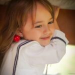 Dana Rogoz Instagram - La mulți ani, Lia Bucuria noastra! Doamne, cata bucurie și cata frumusete și cata gingasie ai adus cu tine pe lumea asta. Uneori aproape ca nu imi vine sa cred ca ești reala! Imi vine sa te ciupesc, sa te gadil și apoi sa te strang in brate tare de tot, cât sa îmi îmi potolesc din dragostea asta flamanda pe care o simt cand te privesc. Mi-ai spus ieri ca, atunci când o sa fii mare, vrei sa fii mămică cum sunt eu, dar și actrita, sa jucam împreună pe aceeași scena. Ce vis frumos pentru o fetita de 4 ani. Când dai de greu, iti spui singura, cu voce tare, deși nu noi te-am învățat: "Lia poate! Lia o sa reuseasca!". Si eu chiar simt asta. Chiar simt ca vei avea un drum ales in viata asta, ca prea usor cuceresti inima oricui te intalneste. E ceva din tine care poate schimba lumea, care o poate face mult mai frumoasa. La mulți ani, Lia! Suntem extrem de fericiti, de mandri, de recunoscatori, de norocosi ca tu ești fetita noastră.