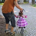 Dana Rogoz Instagram - 142/366 O tinem intr-o sarbatoare! Ieri i-am urat din nou "La Mulți Ani", caci frățiorul ei i-a ales și numele Elena. Si tot ieri s-a suit pentru prima oara pe o bicicleta cu pedale, dar fără roti ajutătoare. Ma uitam mandra la Radu cum invata al treilea copil sa meargă pe bicicleta...