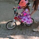 Dana Rogoz Instagram - 142/366 O tinem intr-o sarbatoare! Ieri i-am urat din nou "La Mulți Ani", caci frățiorul ei i-a ales și numele Elena. Si tot ieri s-a suit pentru prima oara pe o bicicleta cu pedale, dar fără roti ajutătoare. Ma uitam mandra la Radu cum invata al treilea copil sa meargă pe bicicleta...