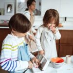 Dana Rogoz Instagram - 140/366 Azi, in timp ce gateam împreună, Lia mi-a făcut una dintre cele mai frumoase și mai surprinzatoare declaratii de pana acum: "Mama, cand o sa fiu mare, vreau sa fiu mămică ca tine. Si sa fim amandoua pe scena, împreună." Am rămas blocata. S-a nimerit și ca Radu sa fie cu aparatul de fotogriat pregatit, asa ca a surprins acest moment minunat. Maine Lia implineste 4 ani, asa ca in noaptea asta sigur ma voi gandi iar la toate, la nașterea ei, venirea acasă de la maternitate, alte aniversari, excursii... iar inima îmi va fi plina de iubire și recunostinta. ♥️♥️♥️♥️♥️♥️♥️ #iubireinfinita #LiaBucuria #4anifara1zi