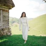Dana Rogoz Instagram - Recapitularea traseului de ieri: ne-am trezit lângă Manastirea Sub Piatra, de unde am luat lumina. Am pornit spre Panorama Salciua din muntii Apuseni, unde am facut picnic și o vânătoare de oua în iarba, pe care copiii au adorat-o. Am pornit spre satul Cib, unde am vizitat casuta domnului Onc, despre care v-am vorbit ieri. Apoi am continuat drumul pana în Sibiu, unde ne-am oprit sa mancam. Iar pe seara am dormit intr-un camping din Cisnadioara. Mai am multe poze, sa stiti, și mi-e foarte greu sa fac selectia lor. Cred ca o sa mai postez de aici, chiar si cand vom fi deja intorsi acasă. Dar e prea frumos! P.S. Am urcat mai multe imagini pe stories!