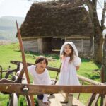 Dana Rogoz Instagram - Recapitularea traseului de ieri: ne-am trezit lângă Manastirea Sub Piatra, de unde am luat lumina. Am pornit spre Panorama Salciua din muntii Apuseni, unde am facut picnic și o vânătoare de oua în iarba, pe care copiii au adorat-o. Am pornit spre satul Cib, unde am vizitat casuta domnului Onc, despre care v-am vorbit ieri. Apoi am continuat drumul pana în Sibiu, unde ne-am oprit sa mancam. Iar pe seara am dormit intr-un camping din Cisnadioara. Mai am multe poze, sa stiti, și mi-e foarte greu sa fac selectia lor. Cred ca o sa mai postez de aici, chiar si cand vom fi deja intorsi acasă. Dar e prea frumos! P.S. Am urcat mai multe imagini pe stories!