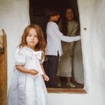 Dana Rogoz Instagram - Azi mi-am facut cel mai frumos cadou de Paste: am vizitat casuta din satul Cib, pentru renovarea careia, in urma cu 3 ani, mi-am donat ziua de naștere. Am reușit sa strang atunci cu ajutorul familiei, prietenilor apropiati, dar și a unor donatori din rândul comunitatii mele în online, suma de 4000 lei, cu care asociatia Ambulanta pentru Monumente a reușit sa cumpere mare parte dintre paiele necesare acoperișului acestei case absolut minunate. Povestea ei începe la 1857, asa cum ne-a povestit azi domnul Sabin Onc, căruia cred ca i-am făcut o surpriza de proporții cu vizita noastra neașteptată. A fost o gazda minunata, care ne-a mulțumit pana am roșit pentru gestul facut acum 3 ani. Se vedea cât de mândru e ca doar casa lui, din tot satul acesta din muntii Apuseni, mai păstrează acum forma sa originala. Podeaua a rămas tot din pământ, ferestrele sunt tot in forma lor originala, ce mai, o bijuterie, pe care o mai găsești acum doar prin muzeul satului. Dacă aveti drum prin Cib, poate ii faceti o vizita și domnului Onc, care va poate găzdui chiar și peste noapte. Asadar, mulțumesc încă o data tuturor celor care m-au ajutat la aniversarea celor 35 de ani sa strângem o parte dintre bănuții necesari renovarii acestei casute. Se vede în poze cât de fericita am fost azi când am realizat ca și noi am contribuit astfel la salvarea ei.