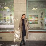 Dana Rogoz Instagram - 130/366 Cel mai frumos moment al zilei de ieri a fost sa mergem cu toții la expoziția de pictura și desen "Labirint" de la Mobius Gallery, unde sunt expuse lucrările micilor artiști de la scoala lui Vlad, adică Liceul International Ioanid. Uitati-va câta emotie și cata bucurie au incaput în ochii lui Vlad, in timp ce își prezenta lucrarea! Puteți vizita și voi aceasta expoziție, aflata chiar în Piață Amzei din București. Si va recomand din tot sufletul sa o faceți alături de copiii voștri. În felul acesta chiar cred ca putem creste o generație de viitori adulți care vor avea avea mai mult respect pentru arta, dar și spiritul deja educat in a o primi in viata lor. Plus ca tema aleasa - Labirint - e una extrem de libera, de creativa, de ofertanta, asadar poate naste discutii si interpretari foarte interesante, pe baza lucrarilor expuse.