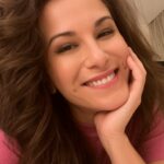 Dani Moreno Instagram - Nenhuma frase de efeito. Só o registro de um sorriso de quem ama o que faz e carrega no peito uma gratidão imensa por poder exercer seu sagrado ofício. Foi dia! 🎥