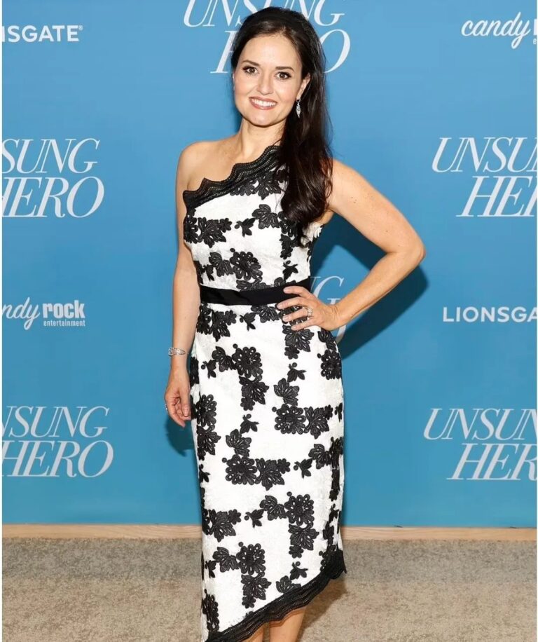 Danica McKellar Instagram - What a night! Words can't describe how blown away and proud I am of my good friend and @greatamericanfamily sister @candacecbure for producing the incredible @unsungheromovie! What an incredible true story of @forkingandcountry 's family's humble beginnings in this country 30 years ago, and the power of community and faith in God that saw them through impossibly challenging times. 