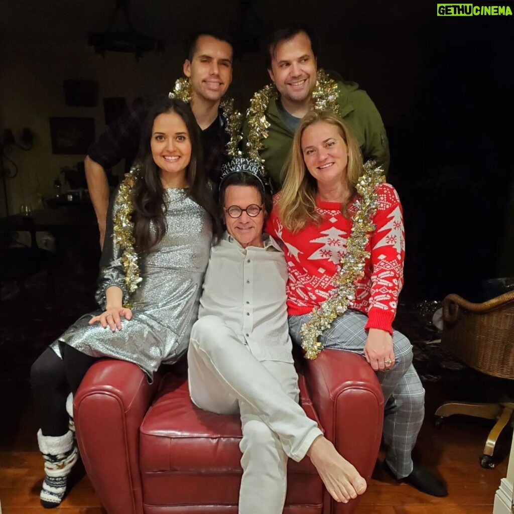 Danica McKellar Instagram - Happy New Year!! 🎉🌟 Feeling blessed to have spent it with family... in addition to my husband & son, my sister Crystal (yes she played Becky Slater on The Wonder Years 😁), both my brothers, my parents and also my niece & nephew. 🥰 . . Took some group shots... somehow my dad kept sinking into the chair and looking awkward, so we had some fun with that one. 😅 . . Sending love to you all for the new year ahead!! 🌟🎉 #2024