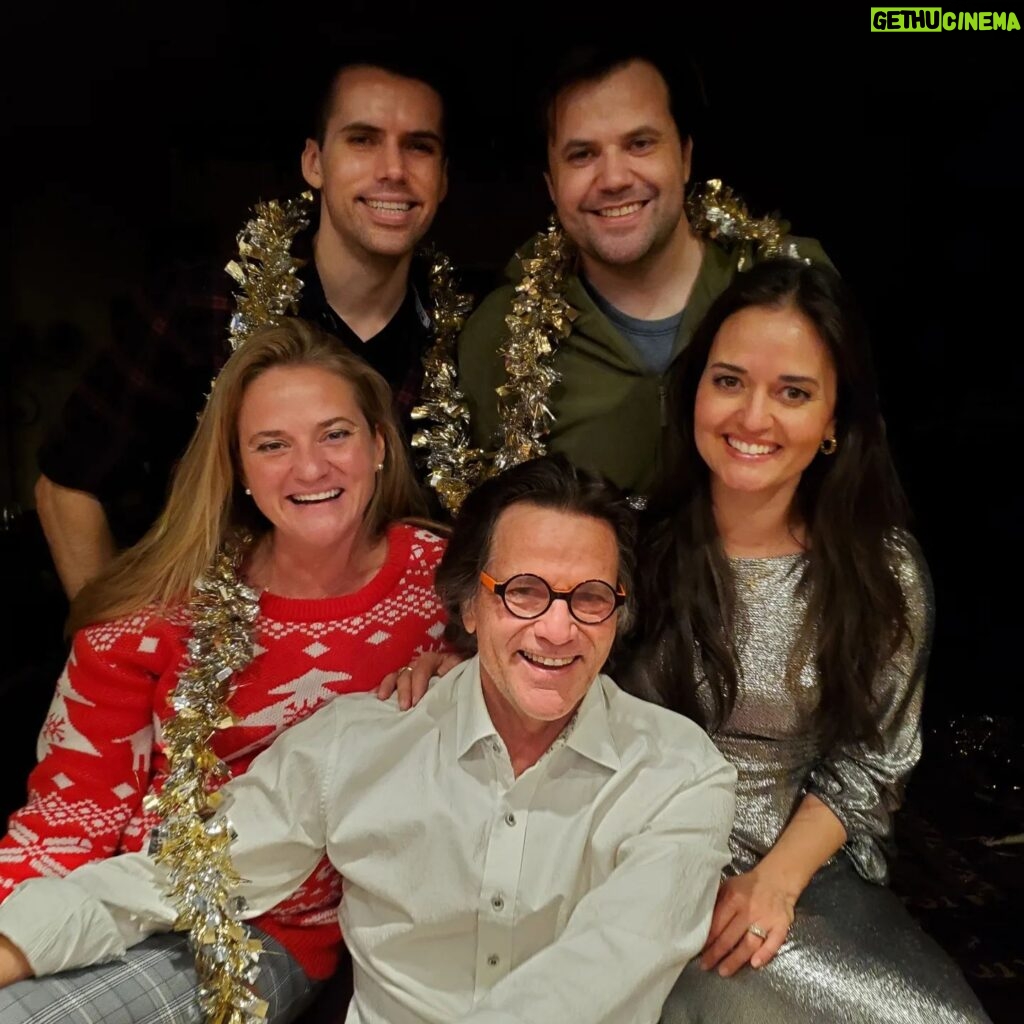 Danica McKellar Instagram - Happy New Year!! 🎉🌟 Feeling blessed to have spent it with family... in addition to my husband & son, my sister Crystal (yes she played Becky Slater on The Wonder Years 😁), both my brothers, my parents and also my niece & nephew. 🥰 . . Took some group shots... somehow my dad kept sinking into the chair and looking awkward, so we had some fun with that one. 😅 . . Sending love to you all for the new year ahead!! 🌟🎉 #2024