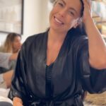 Daniela Aránguiz Instagram - Vivan la experiencia de visitar @veesydecocasa una tienda de fibras naturales para el hogar con las mejores telas de seda, lino y bambú orgánico y lo mejor… con muchos beneficios para la salud porque termoregulan la temperatura, no acumulan ácaros y son perfectos para personas alérgicas y por supuesto viste estos increíbles, cómodos y bellos pijamas de @options.cl con diseño y fabricación colombiana! Toda la info acá! @veesydecocasa nueva costanera 4010 local 11 y www.options.cl