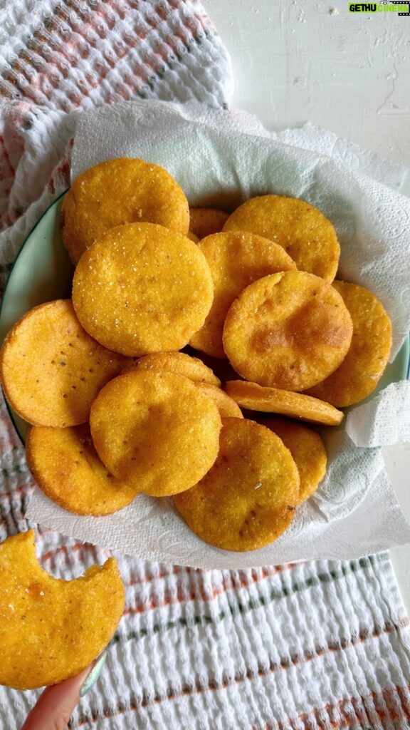 Daniela Castro Instagram - Guapirulis! Receta justa, necesaria y alta en sonidos fuertes para algunos, amados por mi! SOPAIPILLAS SIN GLUTEN / Resultado garantizado! Ñam! #ladaniysureceta 💛🥨🍞🧀 ✨mi primeras super sopaipillas con harina libre de gluten y debo decir que el resultado me dejó peinada para atrás! Increibles! ✨Para hacer harina de arroz, Procesa 2 tazas de arroz, pasa por un colador para que quede mas tiki ✨Procesa la linaza y en un pocillo agrega 1 cda de la harina de linaza y 2 cdas de agua tibia, revuelve y deja reposar mientras seguimos con la receta ✨Mezcla 2 tazas de harina de arroz, 1/2 taza de fecula de maíz, 1/2 taza de chuño, 1 cda de sal, 1 cta de polvos de hornear, 3 cdas de aceite vegetal, la linaza activada y 1 y 1/2 taza de zapallo cocido y escurrido, junta hasta formar una masa homogénea y si es necesario agrega de a poco agua de cocción del zapallo (pero no creo que necesites) es importante que quede una masa suave, que no se quebre pero no pegote ✨Espolvorea maicena (fécula de maíz) y estira la masa dejándola de 5cm. Corta en círculos, saca con suavidad, pincha con un tenedor y fríe en abundante aceite ✨Se que van a amar esta receta, guárdenla y síganme para mas recetas guapirulis!