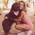 Daniela Castro Instagram - #10 •Chalota• 🐶❤️🐾🎊 Cuando la adopté le prometí que estaría siempre para ella y ella me prometió que no me soltaría. Y así ha sido por 9 años. Bolita de pelos con ojos de aceituna, tufito de erizo y dientes de farkas: haces que mi vida sea más feliz… haces que mi vida sea vida 💘 1. Chaloti gozando su torta 2. Foto cumpleañera 3. Su edición Chaloti Malibú y ambas nos hicimos trenzas con conchitas jajaja 4. Lo que me demoro en ponerle su arnés y su emoción infinita 5. Chalota’s Cake. Hecha por mi. Si quieres receta reel denle like al comentario que dejaré por si o por no 6. La trencita Chalota Malibu 7. Cuando cumplió 5 (la torta era menos elaborada) 8. Estos abrazos me dan años de vida. Así la tomo antes de las escaleras mecánicas 9. Ares y Chalota. 💘 ella es muy buena hermana, un poco mandona, pero buena 10. Cuando trabajé en la radio los 40 íbamos todos los días juntas y ella saludaba a todo el equipo 11. Guapo y Chalota. 😇 se que le costó mucho su partida, lo acompañó a su lado hasta que el ultimo minuto que lo llevamos a dormir 12. Chalota en la gala de viña. Lit fui porque la invitaron a ella 13. Chalota y Rey 👑. Gracias por aceptar siempre a todos los peyis que vienen a la casa 14. El día que llegó. Chaloti con 8-9 meses y yo con 9 años menos. Guaf!
