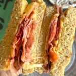 Daniela Castro Instagram - Guapirulis! Junto a Uber Eats las y los ayudamos a sobrevivir a Marzo! Les traje esta receta de pan de Avena listo en 4 minutos! ⏱️🍞🧀 Preparé un sandwich extra ñami de jamón queso y terminé mi almuerzo flash con helado que está en promoción en Uber Eats! Espero les guste! #sobreviveamarzo #ladaniysureceta ✨Este pan quedó realmente maraviwonderfull y el sandwich pfff una bomba de sabor! ✨Procesa 60gr de avena o si lo quieres mas mini, la mitad. Y un tupper o fuente apta para microondas Bate 2 huevos con 4 cdas de yogurt natural, una pizca de sal y 1 cdta de polvo de hornear, agrega la avena, mezcla, incorpora bien y en el mismo bol o fuente lleva al microondas por 2 min 2 min 10! Y listo!!!!! Prepara tu sandwich delicioso y asi es como te salvé el almuerzo con un pan ñami! ✨Si haces la mitad de la receta para un pan mas pequeñi, lleva al microondas por 1:30 min aprox #publicidad