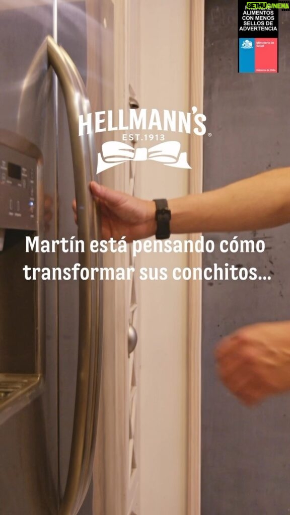 Daniela Castro Instagram - Encontramos a Martin en su cocina, buscando inspiración, sin saber qué preparar con los conchitos que tenía en su refrigerador. Llegaron las ideas de Dani, Michelle, Jacob y Lucas, y con la ayuda de la Inteligencia Alimenticia de @hellmannschile, pudieron transformarlos en una receta riquísima, sumando todo el el #saborycremosidadirresistibles de Hellmann’s. 🍴🥙 Ingresa tu también al sitio y descubre más recetas riquísimas 💛