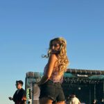 Daniela Castro Instagram - Lolla Pelo ✨📸🥁#lollapalooza junto a @pepsi_cl 1,2,3 outfit 4. Lo que pedí para lolla 5. Lo que llegó 6. Travis I love you! Daniela Kourntey Castro 7. Foto random arriba los brazos 8. Pelo 9, 10 @pepsi_cl Siempre dándolo todo