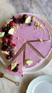 Daniela Castro Instagram - Guapirulis! Les traje mi receta de cheesecake perfecto sin hornear y a pedido de ustedes de frutos rojos! 🍰🍒🍇🫐🍓 *me quedó un poco flaco el relleno porque mi molde es muy grande (35cm) #ladaniysureceta ✨Procesa 1 1/2 paquete de galletas de las que tu quieras hasta que quede como arena, agrega 7 cdas de mantequilla derretida y mezcla, vierte en el molde cubierto con papel plástico y refrigera ✨En una olla agrega 300 gr de frutos rojos congelados, 4 cdas de azúcar y cocina a fuego medio por 20 min revolviendo de vez en cuando. Procesa y listo! ✨hidrata en 100 ml de agua a temperatura normal 2 sobres de gelatina en polvo sin sabor y reserva ✨Bate 2 bloques de queso crema a temperatura ambiente (180gr c/u) con 80gr de azúcar flor ✨Bate 1 caja de crema de 200ml para batir que esté refrigerada de la noche anterior ✨Al queso crema batido agrega los frutos rojos procesados, jugo y ralladura de 1 limón, 1 cda de esencia de vainilla y mezcla. Funde en el microondas por 1 min la gelatina ya hidratada y agrégale sin parar de batir 1 cda de la mezcla de queso crema para equilibrar temperaturas, luego vierte toda la gelatina en la mezcla. Agrega la crema batida, incorpora en movimientos envolventes y vierte sobre nuestra base de galletas. Refrigera mínimo 3 horas, ideal 8 y listo! ✨Desmolda con amor, decora con cuidado y a disfrutar! ✨Espero que les guste y preparen esta receta que hice con mucho amor para ustedes guapirulis!