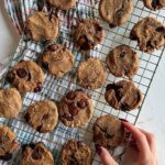 Daniela Castro Instagram – Galletas saludables de garbanzos con chips de chocolate! 🍪🥜🍫 Libres de harinas refinadas y sin azúcar añadida! Obvio junto a @iansa_agro que llegó para salvarme todos los días con sus productos! #ladaniysureceta #elsaborgenuino #iansa_agro #colaboracion
✨ Guapirulis! Esta receta es mi nueva salvadora! tengo algo en el intestino y no sabemos aun bien cuantas cosas son, hay que hacer más exámenes entre ellos el de SIBO. No pensé que lo pasaría tan mal. Por ahora y un buen tiempo no puedo comer harinas refinadas, y quizás mas adelante cuantas cosas mas no podré comer. Pero no me quiero desanimar, hacer recetas ahora es un mundo muevo para mi y espero esta receta les sirva para su estómagos o simplemente para comer mas saludable! 
Me van a acompañar junto a mis recetas en este proceso estomacal que es laaaargo y un poco frustrante pero nos vamos a apoyar! Les dare muchas recetas saludables pondré mi creatividad con todo para tener soluciones ñami! 
✨Les juro que el resultado esta buenisimo! Acá se las comieron todas y no podían creer que fueran de garbanzos! 
✨Remoja 15 dátiles trozados en agua caliente por 7 min y escurre
✨Procesa 1/2 taza de harina integral (si no tienen problemas usen la que quieran) , 2 cdas de mantequilla de maní, 2 cajas de los salvadores garbanzos de @iansa_agro escurridos, 1 cdta de polvo de hornear, 1 cdta de bicarbonato, 1 cdta de vinagre, 1 cda de esencia de vainilla, una pizca de sal y procesa. Hazlo con. Calma y si es necesario agrega el agua de los garbanzos
✨Cuando se procese todo, agrega 1 taza de chips o trozos de chocolate dulce, mezcla, refrigera por 20 min y luego con las manos forma bolitas del tamaño de una nuez, aplasta, hornea 20-25 min a 200 grados y listo! Deja enfriar y probaras las galletas mas saludables de tu vida!
✨ espero les guste esta receta de mi nuevo estilo de vida!