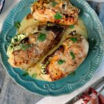 Daniela Castro Instagram - Guapirulis! Ustedes votaron y yo cociné: pechuga de pollo rellena de espinaca y quesos con salsa extra ñami! Quedó delicioso, espero que les guste! 🌿🍗🧀😋 #ladaniysureceta ✨Para la salsa en una olla funde 50gr de mantequilla y agrega 50gr de harina, cocina hasta dorar y agrega de a poco 500ml de caldo de verduras, luego 200 ml de leche (opcional) nuez moscada, sal y pimienta, cocina hasta que espese y reserva ✨Pica 2 tazas de espinaca y mezcla con un poco de queso mantecoso, 1 sobre de queso parmesano rallado y 1 bloque de queso crema, junta hasta obtener una mezcla homogénea ✨Abre las pechugas o filetitos de pollo en forma de mariposa, condimenta con sal, ajo y cebolla en polvo y pimienta, rellena, cierra con un mondadientes y sells en un sartén a fuego alto con mantequilla y aceite, debe quedar bien dorado, luego tapa y cocina a fuego medio 6-10 min mas! No es necesario cocinar mas tiempo! El pollo debe quedar suave y no seco ✨Sirve con la salsa y a disfrutar! Ñamiii