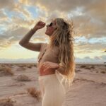 Daniela Castro Instagram - A veces hay que desconectar para volver a conectar, y resulta . I’m back. ☀️🔥⚡️🌅🏜️🍯🥐🌻🐫 (emoticones con estos amados colores de atacama) // se viene receta! 1. Sunset en el salar de atacama 2. Solcito en @noihotels 3. Sunset con mi @juanjo.sand.lyon 4. Nubes, arcoiris, desierto y atardecer 5. Bailando Texas hold ‘em 6. Desértica 7. A 10.000 pies sobre el cielo 8. Amanecer en Geiseres del Tatio 9. 🐆 10. En las nubes @atacamaballoons