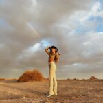 Daniela Castro Instagram - A veces hay que desconectar para volver a conectar, y resulta . I’m back. ☀️🔥⚡️🌅🏜️🍯🥐🌻🐫 (emoticones con estos amados colores de atacama) // se viene receta! 1. Sunset en el salar de atacama 2. Solcito en @noihotels 3. Sunset con mi @juanjo.sand.lyon 4. Nubes, arcoiris, desierto y atardecer 5. Bailando Texas hold ‘em 6. Desértica 7. A 10.000 pies sobre el cielo 8. Amanecer en Geiseres del Tatio 9. 🐆 10. En las nubes @atacamaballoons