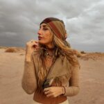 Daniela Castro Instagram - A veces hay que desconectar para volver a conectar, y resulta . I’m back. ☀️🔥⚡️🌅🏜️🍯🥐🌻🐫 (emoticones con estos amados colores de atacama) // se viene receta! 1. Sunset en el salar de atacama 2. Solcito en @noihotels 3. Sunset con mi @juanjo.sand.lyon 4. Nubes, arcoiris, desierto y atardecer 5. Bailando Texas hold ‘em 6. Desértica 7. A 10.000 pies sobre el cielo 8. Amanecer en Geiseres del Tatio 9. 🐆 10. En las nubes @atacamaballoons