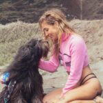 Daniela Castro Instagram - #10 •Chalota• 🐶❤️🐾🎊 Cuando la adopté le prometí que estaría siempre para ella y ella me prometió que no me soltaría. Y así ha sido por 9 años. Bolita de pelos con ojos de aceituna, tufito de erizo y dientes de farkas: haces que mi vida sea más feliz… haces que mi vida sea vida 💘 1. Chaloti gozando su torta 2. Foto cumpleañera 3. Su edición Chaloti Malibú y ambas nos hicimos trenzas con conchitas jajaja 4. Lo que me demoro en ponerle su arnés y su emoción infinita 5. Chalota’s Cake. Hecha por mi. Si quieres receta reel denle like al comentario que dejaré por si o por no 6. La trencita Chalota Malibu 7. Cuando cumplió 5 (la torta era menos elaborada) 8. Estos abrazos me dan años de vida. Así la tomo antes de las escaleras mecánicas 9. Ares y Chalota. 💘 ella es muy buena hermana, un poco mandona, pero buena 10. Cuando trabajé en la radio los 40 íbamos todos los días juntas y ella saludaba a todo el equipo 11. Guapo y Chalota. 😇 se que le costó mucho su partida, lo acompañó a su lado hasta que el ultimo minuto que lo llevamos a dormir 12. Chalota en la gala de viña. Lit fui porque la invitaron a ella 13. Chalota y Rey 👑. Gracias por aceptar siempre a todos los peyis que vienen a la casa 14. El día que llegó. Chaloti con 8-9 meses y yo con 9 años menos. Guaf!