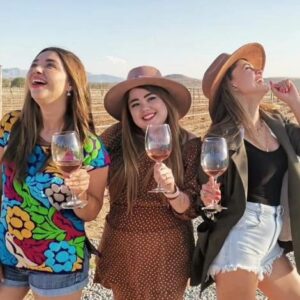 Daniela Luján Instagram - #tbt de algunos viajes con mis envinadas 💕 por cierto ayer hubo video, ¿lo vieron?