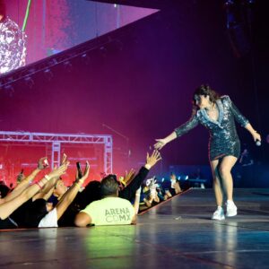 Daniela Luján Instagram - Inefable ❤️‍🔥
.
.
.
@2000spoptour @boboproducciones (quién sabe qué estaré diciendo en la foto 5 que aterré a @danielaaedo jajaja)
Fotos de @soyalexisroldan y @danponzi