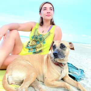 Daniela Luján Instagram - En año y medio que tiene #Pancetta con nosotros por fin hemos viajado a la playa y está desataaaadaaaa! Te amo mucho perrita de amor. 
.
.
@royalcaninmexico