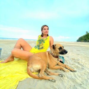 Daniela Luján Instagram - En año y medio que tiene #Pancetta con nosotros por fin hemos viajado a la playa y está desataaaadaaaa! Te amo mucho perrita de amor. 
.
.
@royalcaninmexico