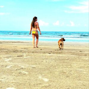 Daniela Luján Instagram - En año y medio que tiene #Pancetta con nosotros por fin hemos viajado a la playa y está desataaaadaaaa! Te amo mucho perrita de amor. 
.
.
@royalcaninmexico