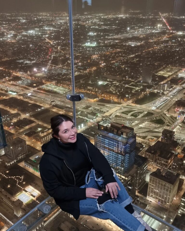 Daniela Luján Instagram - Carita de felicidad #skydeck #Chicago Gracias @choosechicagomx @skydeckchicago @citypass