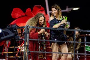 Daniela Mercury Instagram - Você também está pegando alguém no carnaval? 🤣🤣🤣❤️❤️❤️ @maluvercosa ❤️❤️❤️❤️
#DanielaMercury #CarnavaldaRainha 

📸 @celiasantosfotos