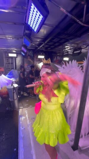Daniela Mercury Instagram - Chuva para abençoar, para limpar, pro ano começar. Eparreis, Iansã! Sem apocalipse, mas com muito axé. @babydobrasiloficial , te amo. ❤️ #DanielaMercury #CarnavaldaRainha #PipocadaRainha #SaoPaulo