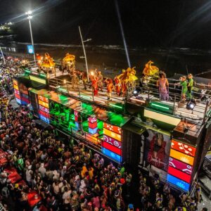 Daniela Mercury Instagram - Que noite, minhas senhoras! Desfile delicioso do Bloco Crocodilo e eu dedico ele todinho a minha amiga @ivetesangalo ! Ivetinha, você é foda. Só foi um dia ruim. Quero cantar com você amanhã! Vamos passear comigo e macetar tudo? ❤️ #DanielaMercury #IveteSangalo 

📸 @celiasantosfotos