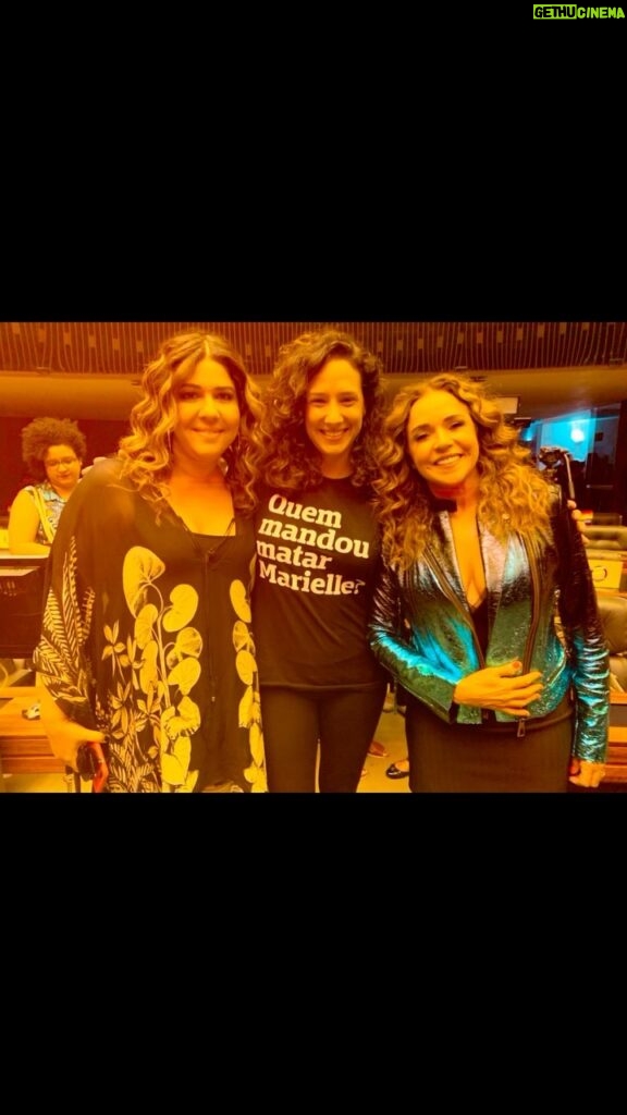 Daniela Mercury Instagram - Hoje é um dia do orgulho gay, dia de luta contra a homotransfobia, e é fundamental reconhecer que essa luta está intrinsecamente ligada a outras batalhas por respeito e direitos. Não haverá democracia enquanto houver tantas pessoas excluídas de sua cidadania plena. Não haverá paz enquanto a paz não for para todos, mas somente para privilegiados. Todas as causas são universais e dizem respeito a toda a humanidade. Ao longo da história, temos testemunhado a luta por igualdade e respeito, enfrentando desafios como crueldade, discriminação, preconceito, discurso de ódio e segregação, que desumanizam indivíduos e desagregam a sociedade como um todo. Esses problemas têm levado a guerras, disputas desiguais, violência, morte e genocídios. A discriminação coloca as pessoas em papéis de vilão, marginalizando-as e excluindo-as de uma sociedade que deveria acolher a todos. Historicamente, a discriminação tem sido uma ferramenta de apagamento e desvalorização do outro, muitas vezes visando vantagens econômicas. Desde a chegada dos europeus às Américas, as mulheres negras têm sido as mais exploradas, violentadas, objetificadas e mortas. Vivemos em uma civilização que ainda perpetua práticas cruéis e ultrapassadas, continuando a abusar das mulheres, lésbicas, gays, transexuais, bissexuais, interssexuais, assexuados e não binários, assim como das comunidades negras, indígenas, quilombolas e das pessoas mais pobres. Essa luta contra a homotransfobia é apenas uma parte de um movimento mais amplo por justiça social e igualdade. É importante reconhecer as interconexões entre essas lutas e unir forças para criar uma sociedade mais justa e inclusiva para todos. Você tem que participar, se insira ! #dianacionaldoorgulhogay #danielamercury #danielaemalumercury #direitoshumanos