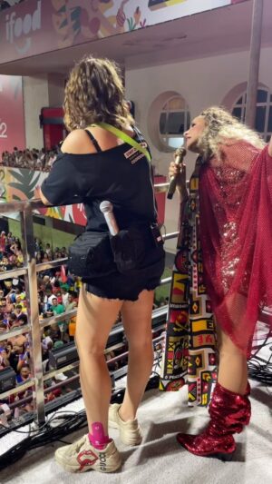 Daniela Mercury Instagram - Ô @maluvercosa, não me abandone não. ❤️
É só o início do nosso passeio, @blococrocodilooficial 🐊💚

#DanielaMercury #Rainha #CarnavaldaRainha #Carnaval