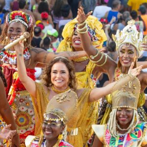 Daniela Mercury Instagram - Tive a honra ancestral de ter no meu palco hoje a @didabandafeminina, o @blocoileaiye , @muzenzadoreggae e @afrobankomaoficial ! Meu carnaval foi todo para os Blocos Afro! Todos os dias eles estiveram no meu trio elétrico. Meu coração bate mais forte depois desses 6 dias. Motumbá.  #DanielaMercury #Carnaval da Rainha #PipocadaRainha 

📸 @celiasantosfotos