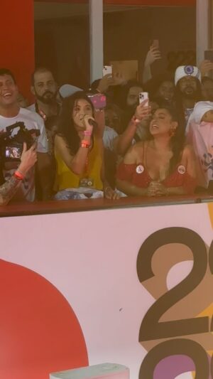 Daniela Mercury Instagram - Primeira vez que canto com minha neta. E ela estreou bem no carnaval de Salvador. Clarice Mercury cresceu e virou essa menina doce e essa cantora talentosa. Foi ela que escolheu cantar Swing da Cor, viu? A vovó está muito orgulhosa de você. Te amo. Ela não canta lindo, @pretagil ? #DanielaMercury #ClariceMercury #GabrielMercury  #CarnavaldaRainha #PretaGil