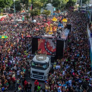 Daniela Mercury Instagram - Tive a honra ancestral de ter no meu palco hoje a @didabandafeminina, o @blocoileaiye , @muzenzadoreggae e @afrobankomaoficial ! Meu carnaval foi todo para os Blocos Afro! Todos os dias eles estiveram no meu trio elétrico. Meu coração bate mais forte depois desses 6 dias. Motumbá.  #DanielaMercury #Carnaval da Rainha #PipocadaRainha 

📸 @celiasantosfotos