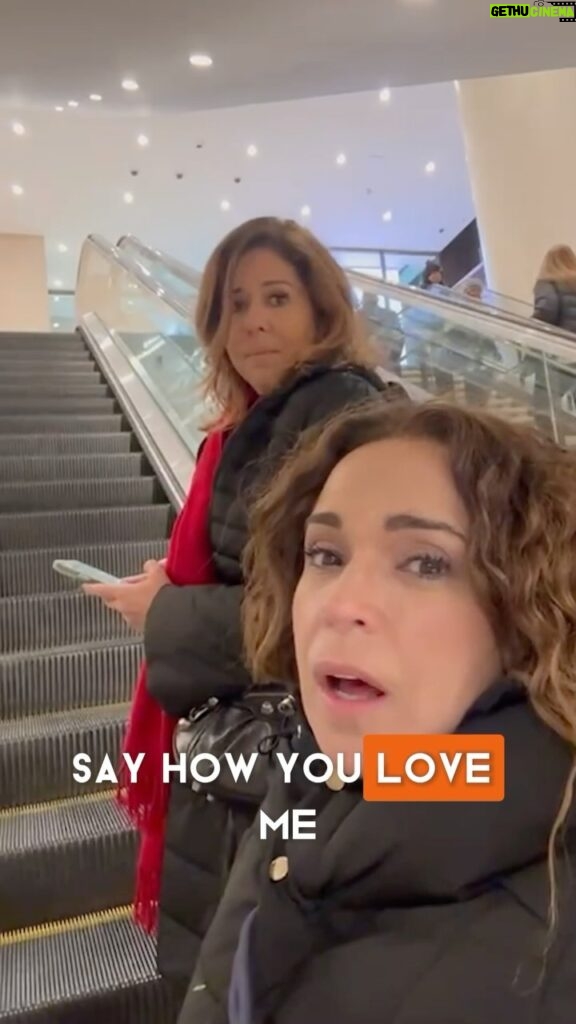 Daniela Mercury Instagram - Beijinho no metrô de NY 💋 A gente passeando no friozinho e curtindo a cultura da cidade que a gente ama.🗽 #danielaemalumercury #danielamercury #ferias #NY