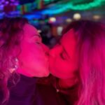 Daniela Mercury Instagram - Foi muito emocionante entrar no bar onde aconteceu a revolução que gerou uma enorme transformação social e política para as pessoas LGBTQIA em todo o mundo. Resistir à opressão foi fundamental para dar início a uma luta afirmativa e à conquista de direitos civis. A revolução de Stonewall é uma inspiração para todas as lutas por direitos humanos. Eu e a Malu somos Campeãs da Igualdade da ONU e fizemos a primeira campanha mundial da ONU contra a homotransfobia, “Celebrate Love”, participamos e queremos apoio para a campanha continua da ONU a “Free and Equal”. Há muito o que fazer para acabar com a discriminação e a violência contra as pessoas LGBTQIA , por isso não podemos esquecer de Stonewall; todo dia é dia de resistir. Um pouco da história do bar: Embora as batidas policiais em bares gays fossem rotineiras na década de 1960 nos EUA, os policiais perderam rapidamente o controle da situação no Stonewall Inn em 28 de junho de 1969. As tensões entre a Polícia de Nova York e os residentes gays do Greenwich Village se transformaram em mais protestos na noite seguinte e novamente várias noites depois. Em poucas semanas, os residentes do Village se organizaram em grupos ativistas exigindo o direito de viver abertamente em relação à sua orientação sexual e sem medo de serem presos. As novas organizações ativistas concentraram-se em táticas confrontacionais e, em poucos meses, três jornais foram criados para promover os direitos de homens gays e lésbicas. Um ano após a revolta, em comemoração ao aniversário em 28 de junho de 1970, as primeiras paradas do orgulho gay ocorreram em Chicago, Los Angeles, Nova York e São Francisco. Em poucos anos, organizações de direitos gays foram fundadas nos Estados Unidos e no mundo. Hoje, eventos de orgulho LGBT são realizados anualmente em todo o mundo em junho, em homenagem aos protestos de Stonewall. #Paz #Pride #Peace #DanielaeMaluMercury #NY #stonewall #Danielamercury #🏳️‍🌈 #campeasdaigualdade #freeandEqual #livreseiguais