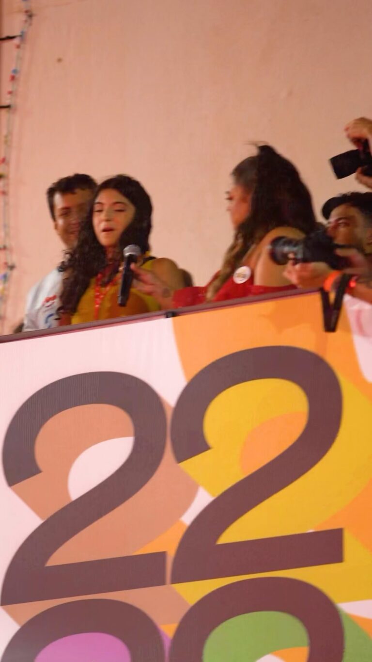 Daniela Mercury Instagram - Eu sigo aqui babando na estreia de minha neta no carnaval de Salvador. Primeira vez que cantamos juntas publicamente. Talentosa e fofa. Te amo, Caca. #ClariceMercury #DanielaMercury #CarnavaldaRainha