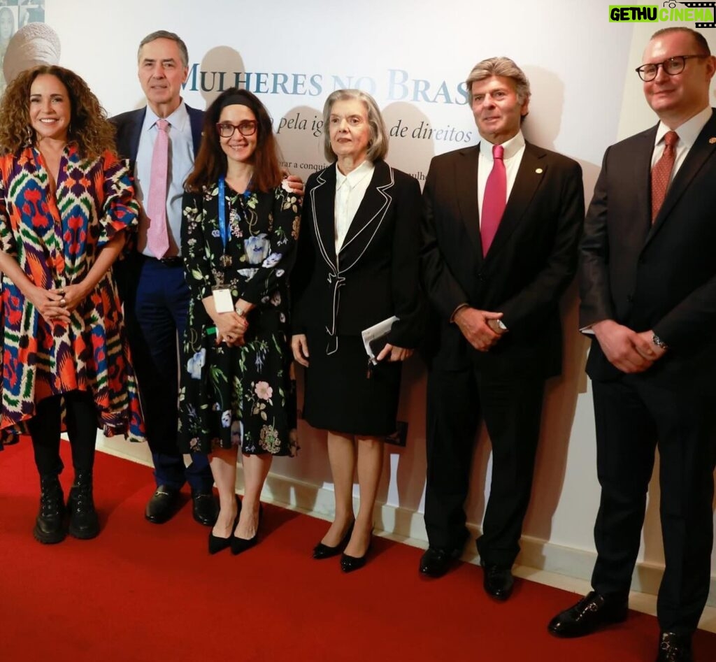 Daniela Mercury Instagram - Uma visita importante na abertura da exposição Mulheres do Brasil no STF hoje. Um dia de celebrar a força feminina na sociedade brasileira e dizer que estamos atentos à violência contra a mulher. Obrigada pelo convite ministro Barroso. Obrigada pelo discurso, ministra Carmem Lúcia. Feliz dia para todas as mulheres que constróem esse país lindo e forte. #DiadasMulheres #DanielaMercury