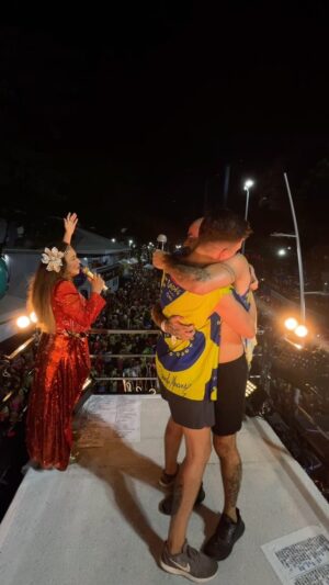 Daniela Mercury Instagram - Eles se conheceram no Croco e agora se casaram no Croco!!! Que coisa mais linda, estou emocionada 😍 
Esse é ou não é o bloco do amor???? 

#DanielaMercury #CarnavaldaRainha #BlocoCrocodilo