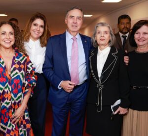 Daniela Mercury Instagram - Uma visita importante na abertura da exposição Mulheres do Brasil no STF hoje. Um dia de celebrar a força feminina na sociedade brasileira e dizer que estamos atentos à violência contra a mulher. Obrigada pelo convite ministro Barroso. Obrigada pelo discurso, ministra Carmem Lúcia. Feliz dia para todas as mulheres que constróem esse país lindo e forte. #DiadasMulheres #DanielaMercury