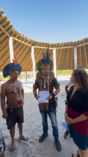 Daniela Mercury Instagram - POVO PATAXÓ DE PORTO SEGURO PEDE PROTEÇÃO

Eu como cantora e membra  da Comissão Arns, visitei a Terra Indígena Barra Velha, em Porto Seguro, Bahia. Em encontro com lideranças locais, ouvi relatos sobre a situação de ameaças aos Pataxó que habitam a região. Mortes de adolescentes, presença de milícias e emboscadas são frequentes. 

Além disso, eles solicitam melhorias nas políticas públicas, investimentos e ampliação na escola de Barra Velha, transporte interno devido às grandes distâncias e melhor atendimento de saúde dentre outras importantes demandas. 

 Quero que vocês conheçam a beleza da cultura do povo Pataxó e que todos que moram nessa região celebrem a importância deles e se encantem com a cultura indígena. Fui recebida pelos jovens e crianças que me emocionaram demais. Vejam os @Marujinhospataxó. Foi uma honra ser recebida com tanto amor a arte.  Hoje é dia de luta contra a discriminação racial. Que lembremos quanto os povos indígenas sofrem com o racismo. #diainternacionaldelutapelaeliminaçãodadiscriminaçãoracial #danielamercury #pataxo #comissaoarns #direitoshumanos